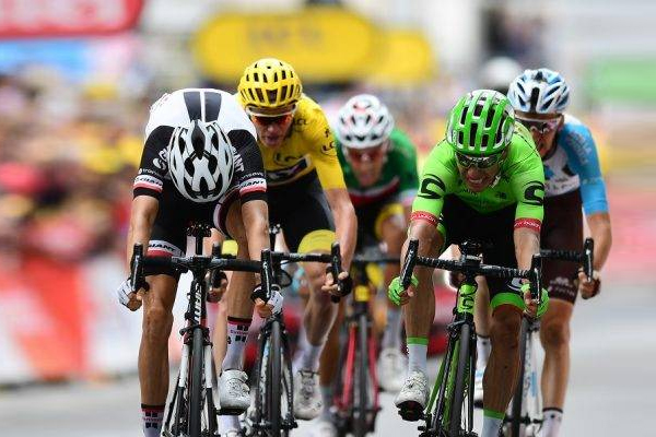 Ý nghĩa ít ai biết về màu áo vàng áo xanh của tay đua xe đạp trong giải Tour De France